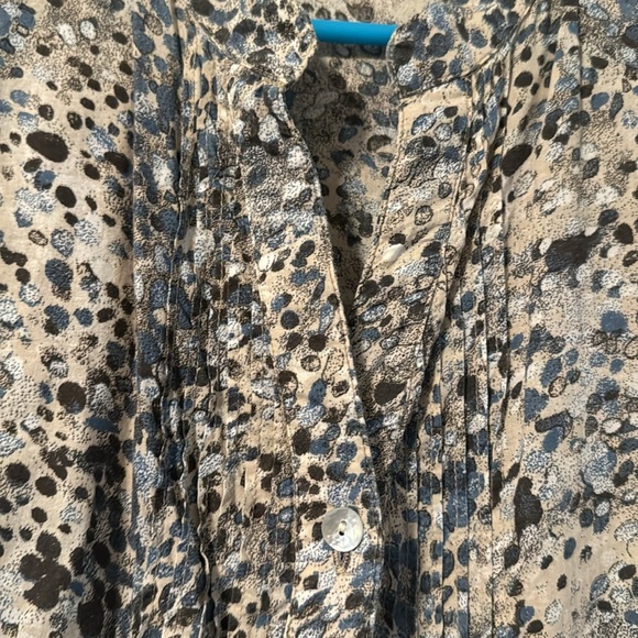 Chico’s beautiful, button up, long sleeve, lightweight top. - Picture 3 of 4